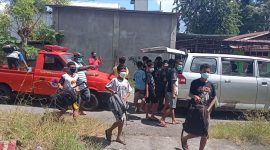 Pelajar Seminari BSB pindah ke lokasi karantina di belakang Roxy Swalayan, Sabtu (8/5)