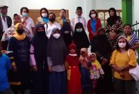 KBPP Sikka pose bersama pengurus dan penghuni Panti Asuhan Ummul Mu'minin Hafsah di Waioti, Sabtu (8/5)