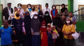 KBPP Sikka pose bersama pengurus dan penghuni Panti Asuhan Ummul Mu'minin Hafsah di Waioti, Sabtu (8/5)