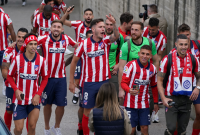Pemain Atletico Madrid turun ke jalan merayakan juara LaLiga musim 2020/2021, usai menekuk Real Valladoid 2-1, Sabtu (23/5)