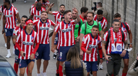 Pemain Atletico Madrid turun ke jalan merayakan juara LaLiga musim 2020/2021, usai menekuk Real Valladoid 2-1, Sabtu (23/5)