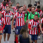 Pemain Atletico Madrid turun ke jalan merayakan juara LaLiga musim 2020/2021, usai menekuk Real Valladoid 2-1, Sabtu (23/5)