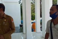 Damianus Yo (kanan) saat bertemu Sekda Sikka, Senin (31/5)