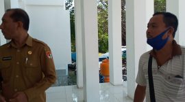 Damianus Yo (kanan) saat bertemu Sekda Sikka, Senin (31/5)