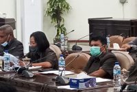Ketua Pansus Perubahan Peraturan Tatib DPRD Sikka Darius Evensius (kanan) menyampaikan hasil konsultasi saat rapat internal, Senin (7/6)