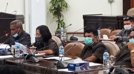 Ketua Pansus Perubahan Peraturan Tatib DPRD Sikka Darius Evensius (kanan) menyampaikan hasil konsultasi saat rapat internal, Senin (7/6)