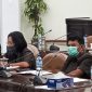 Ketua Pansus Perubahan Peraturan Tatib DPRD Sikka Darius Evensius (kanan) menyampaikan hasil konsultasi saat rapat internal, Senin (7/6)