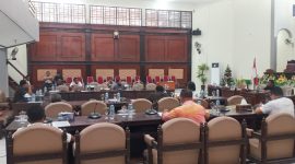 Suasana rapat internal DPRD Sikka, Selasa (8/6)