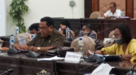 Fabianus Toa sedang melaporkan hasil konsultasi Tim DPRD Sikka ke PT SMI dalam forum rapat internal DPRD Sikka, Rabu (9/6)