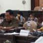 Fabianus Toa sedang melaporkan hasil konsultasi Tim DPRD Sikka ke PT SMI dalam forum rapat internal DPRD Sikka, Rabu (9/6)