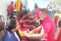 Sejumlah pendonor sedang mendonorkan darah pada kegiatan kampanye donor darah di Gelora Samador da Cunha Maumere, Minggu (13/6)