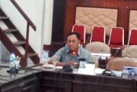 Anggota Banggar DPRD Sikka Baharudin memberikan pendapat terkait usulan permohonan hibah tanah dari Lanal Maumere, Rabu (16/6)