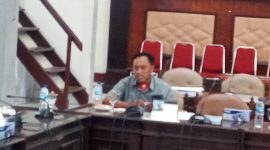 Anggota Banggar DPRD Sikka Baharudin memberikan pendapat terkait usulan permohonan hibah tanah dari Lanal Maumere, Rabu (16/6)