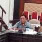 Anggota Banggar DPRD Sikka Baharudin memberikan pendapat terkait usulan permohonan hibah tanah dari Lanal Maumere, Rabu (16/6)