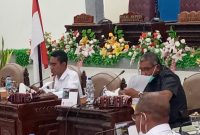 Wakil Ketua Banggar DPRD Sikka Yosef Karmianto Eri mengetuk palu persetujuan penghaousan aset, Rabu (16/6)

