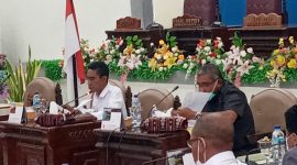 Wakil Ketua Banggar DPRD Sikka Yosef Karmianto Eri mengetuk palu persetujuan penghaousan aset, Rabu (16/6)
