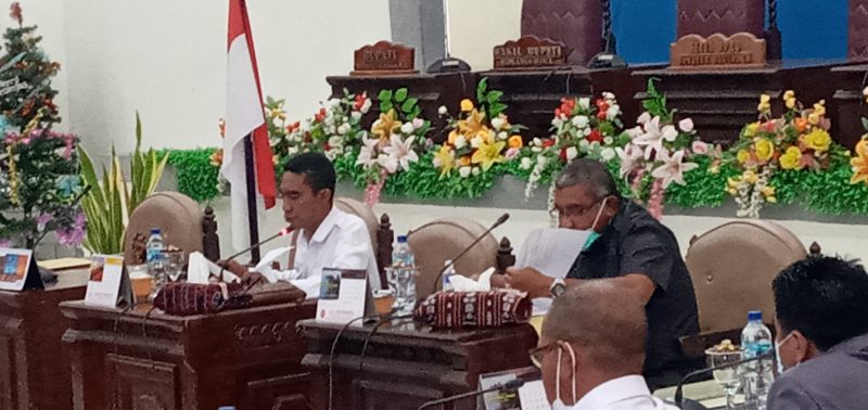 Wakil Ketua Banggar DPRD Sikka Yosef Karmianto Eri mengetuk palu persetujuan penghaousan aset, Rabu (16/6)
