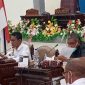 Wakil Ketua Banggar DPRD Sikka Yosef Karmianto Eri mengetuk palu persetujuan penghaousan aset, Rabu (16/6)
