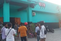 Tim Gabungan mendatangi 999 Pub untuk menutup sementara aktifitas tempat hiburan malam tersebut, Jumat (18/6)