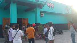 Tim Gabungan mendatangi 999 Pub untuk menutup sementara aktifitas tempat hiburan malam tersebut, Jumat (18/6)