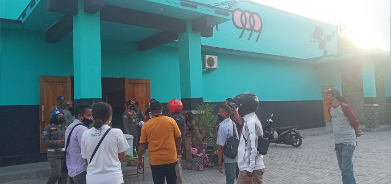 Tim Gabungan mendatangi 999 Pub untuk menutup sementara aktifitas tempat hiburan malam tersebut, Jumat (18/6)