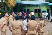 Sejumlah pegawai negeri menunggu pelaksanaan rapid antigen di Labkesda Dinkes Sikka, Senin (21/6)
