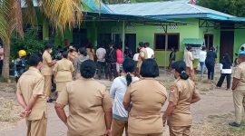 Sejumlah pegawai negeri menunggu pelaksanaan rapid antigen di Labkesda Dinkes Sikka, Senin (21/6)