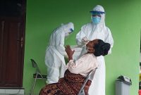 Seorang warga Nangahure Bukit sedang menjalani rapid antigen di Labkesda Dinkes Sikka, Senin (21/6)