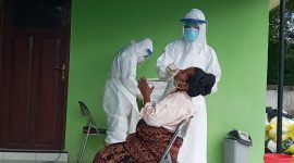 Seorang warga Nangahure Bukit sedang menjalani rapid antigen di Labkesda Dinkes Sikka, Senin (21/6)