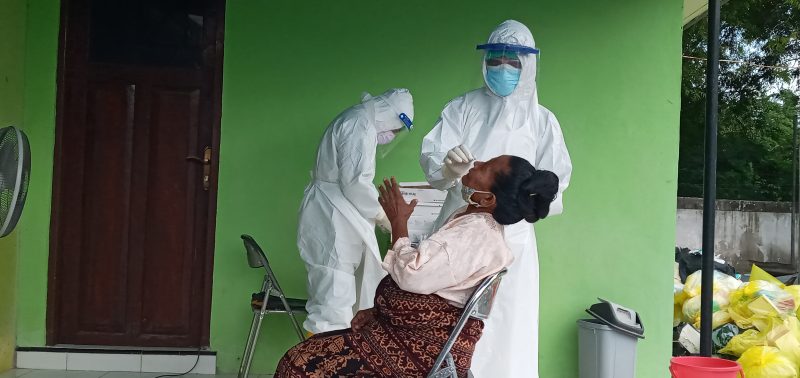 Seorang warga Nangahure Bukit sedang menjalani rapid antigen di Labkesda Dinkes Sikka, Senin (21/6)