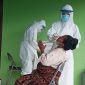 Seorang warga Nangahure Bukit sedang menjalani rapid antigen di Labkesda Dinkes Sikka, Senin (21/6)