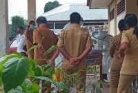 Sejumlah pegawai negeri sedang antri menunggu pengambilan rapid antigen, Senin (21/6)