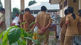 Sejumlah pegawai negeri sedang antri menunggu pengambilan rapid antigen, Senin (21/6)