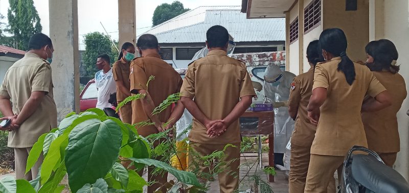 Sejumlah pegawai negeri sedang antri menunggu pengambilan rapid antigen, Senin (21/6)