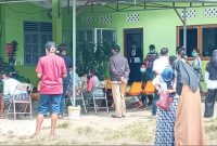 Ratusan orang menunggu pengambilan rapid antigen di Labkesda Dinked Sikka, Senin (21/6)