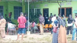 Ratusan orang menunggu pengambilan rapid antigen di Labkesda Dinked Sikka, Senin (21/6)