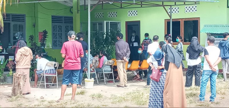 Ratusan orang menunggu pengambilan rapid antigen di Labkesda Dinked Sikka, Senin (21/6)
