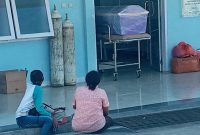 Jenazah LNM berada di depan pintu masuk Ruang Isolasi Covid RSUD TC Hillers Maumere, Jumat (25/6)