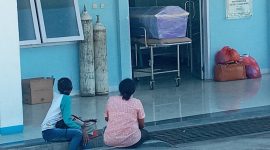 Jenazah LNM berada di depan pintu masuk Ruang Isolasi Covid RSUD TC Hillers Maumere, Jumat (25/6)