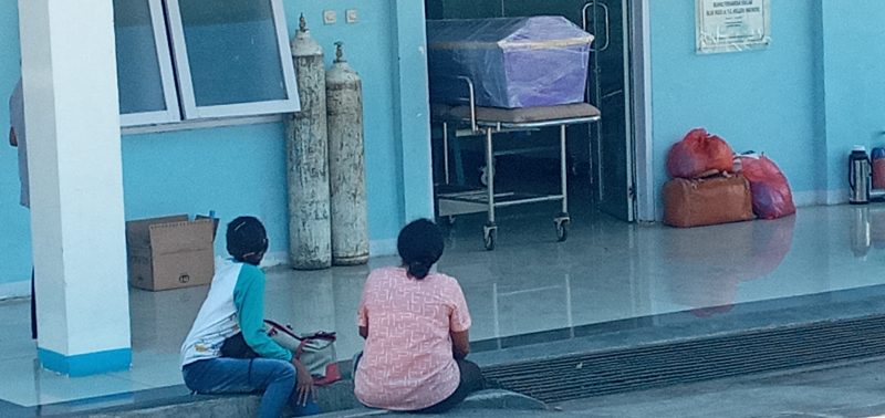 Jenazah LNM berada di depan pintu masuk Ruang Isolasi Covid RSUD TC Hillers Maumere, Jumat (25/6)