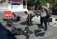Tiga anggota Sabhara Polres Sikka sedang mengikuti lomba, Sabtu (26/6)
