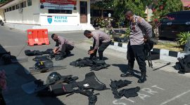 Tiga anggota Sabhara Polres Sikka sedang mengikuti lomba, Sabtu (26/6)