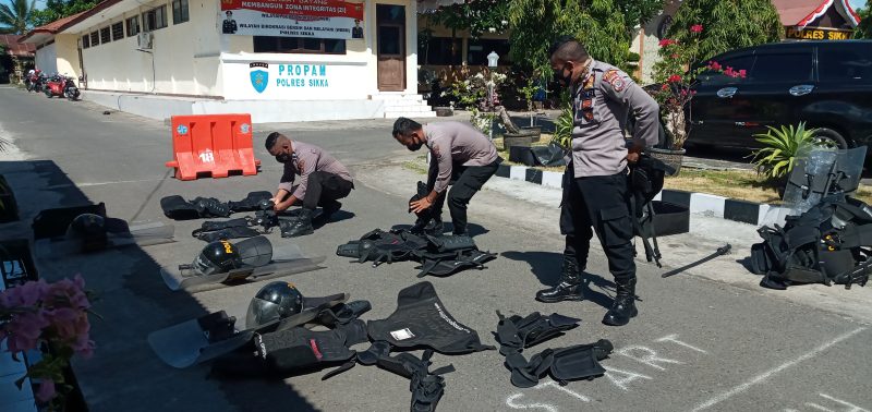 Tiga anggota Sabhara Polres Sikka sedang mengikuti lomba, Sabtu (26/6)