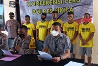 Kapolres Sikka didampungi Kasat Reskrim dan Kasubbag Humas, sedang memberikan keterangan kasus pencurian pada gudang sembako, Sabtu (26/6)