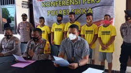 Kapolres Sikka didampungi Kasat Reskrim dan Kasubbag Humas, sedang memberikan keterangan kasus pencurian pada gudang sembako, Sabtu (26/6)