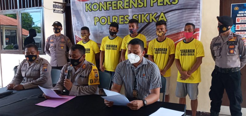 Kapolres Sikka didampungi Kasat Reskrim dan Kasubbag Humas, sedang memberikan keterangan kasus pencurian pada gudang sembako, Sabtu (26/6)