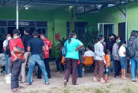 Suasana pengambilan rapid antigen di Labkesda Dinkes Sikka, Sabtu (26/6)
