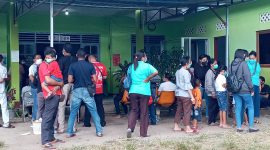 Suasana pengambilan rapid antigen di Labkesda Dinkes Sikka, Sabtu (26/6)