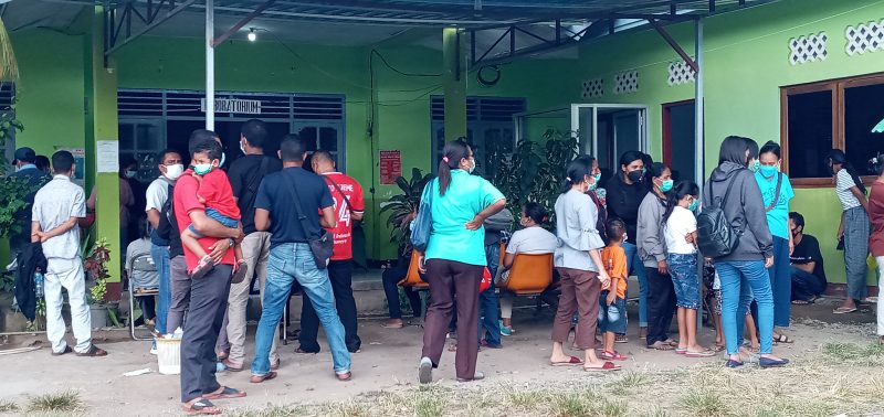 Suasana pengambilan rapid antigen di Labkesda Dinkes Sikka, Sabtu (26/6)