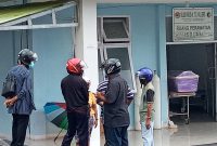 Keluarga BDBP di halaman Ruang Isolasi Covid RSUD TC Hillers Maumere, Minggu (27/6)